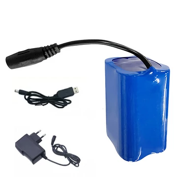 12000 mAh etetőhajó akkumulátor 230 V töltővel és USB kábellel