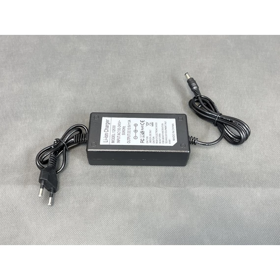 V12 etetőhajó hálózati töltő 12V 3A